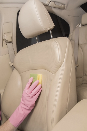 Checking the textile damp in the car