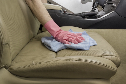 how to recognise damp in car