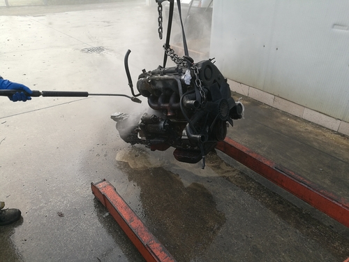 Engine cleaning in the wash box
