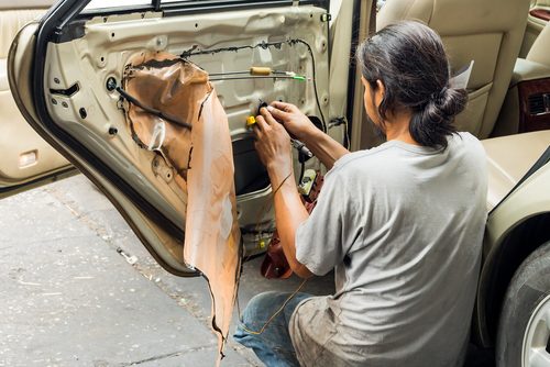 Lifting mechanism of the side window