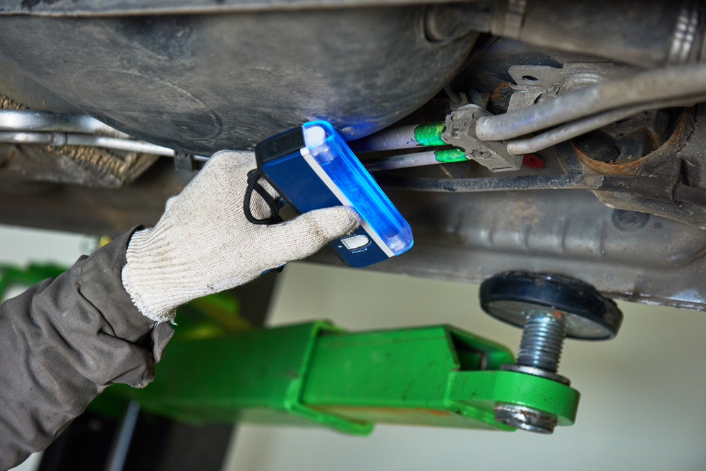 fluorescent contrast agent for puddles under the car