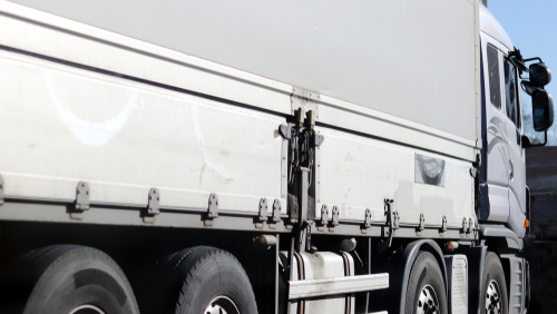 a direct fastening of the cargo on the loading platform