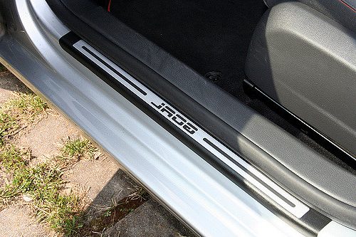 An individual welcome by your car: the illuminated door sill!