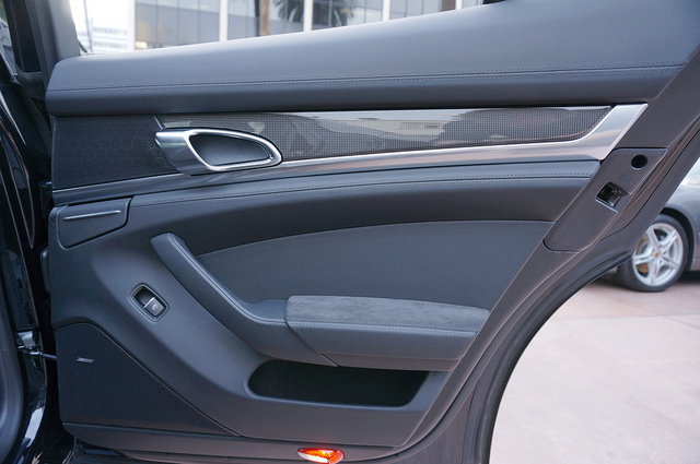 An individual welcome by your car: the illuminated door sill!