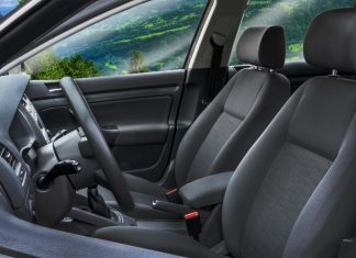 Additional storage space and comfort with an upgraded central armrest!