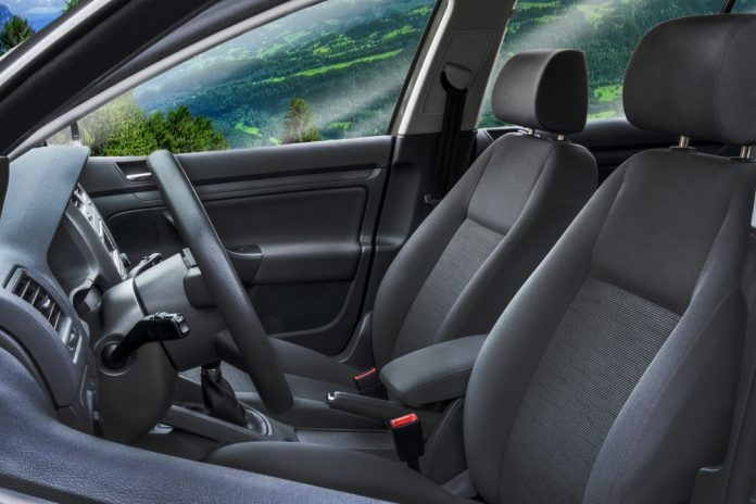 Additional storage space and comfort with an upgraded central armrest!