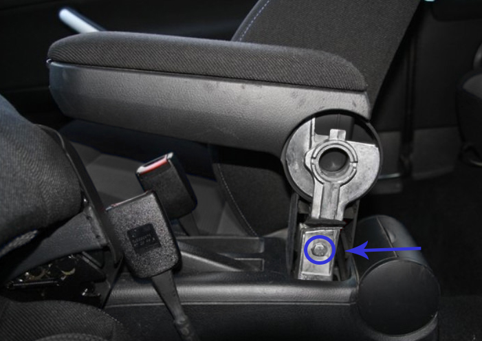 Install the central armrest