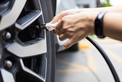 Place the grommet from the tyre pressure device straight onto the valve 