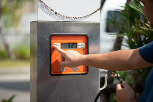 Set the tyre pressure to the recommended value on the display of the tyre pressure device