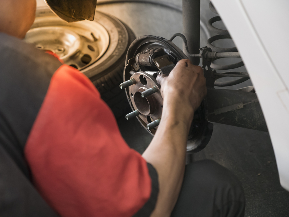 replace brake shoes at home or workshop