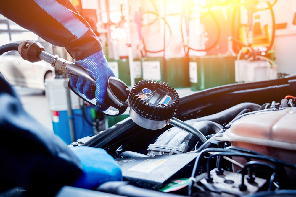 Detecting oil shortages in car engine in good time