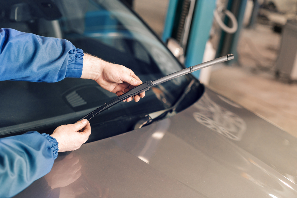 Pinch-tab mounting of the wiper blade