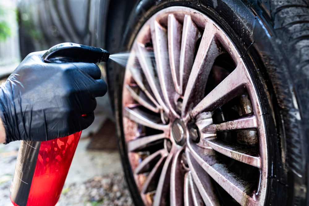 use a rim cleaner containing phosphate to remove the deep, baked-on dirt