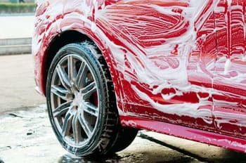 wasing the car with shampoo